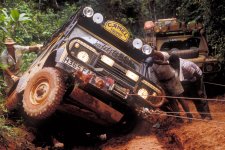 10-land-rover-defender-camel-trophy.jpg