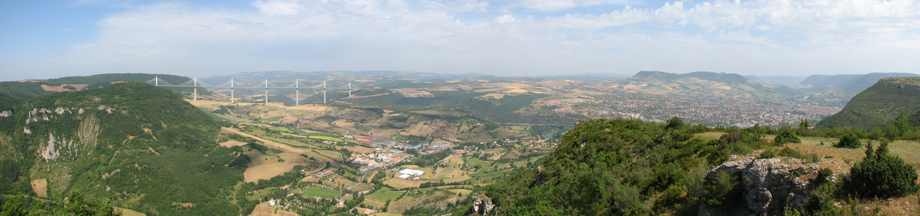 Viaduc_de_Millau_1.jpg