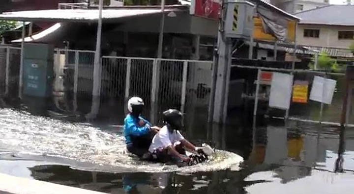 motorcycle-runs-underwater-02-kopiya.jpg